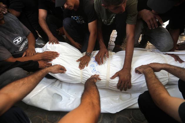 Mourners Bury Seven Palestinians Killed in Gaza Port Strike Mourners bid farewell to the bodies of seven Palestinians killed in an Israeli army strike on a cafe at Gaza seaport the previous day, during their funeral at al-Shifa Hospital in Gaza City, on August 19, 2026. Photo by Bilal Osama apaimages Gaza city Gaza Strip Palestinian Territory 190826_Gaza_BO_00(30) Copyright: xapaimagesxBilalxOsamax xapaimagesx