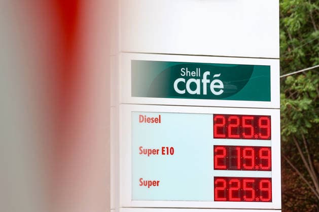 Wie ist die weitere Entwicklung der Spritpreise? Aktuell klettern die Spritpreise weiter nach oben. Auch im August sind die Spritpreise weiterhin auf sehr hohem Niveau. SHELL Tankstelle in Siegen. Die Spritpreise am Vormittag. Der aktuelle Preis fuer (für) Diesel, Super E10 und Super liegt deutlich ueber (über) 2 Euro. Tankstelle, Spritpreise am 19.08.2026 in Siegen Deutschland. *** What’s the outlook for fuel prices? Currently, fuel prices continue to climb. Even in August, fuel prices remain at very high levels. SHELL gas station in Siegen. Fuel prices this morning. The current price for diesel, Super E10, and Super is well over 2 euros. Gas station, fuel prices on August 19, 2026, in Siegen, Germany