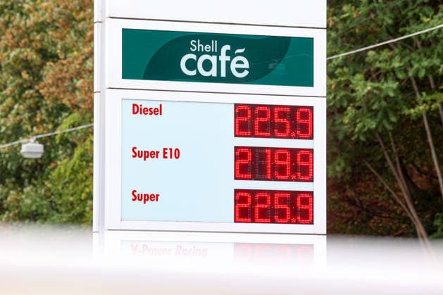 Wie ist die weitere Entwicklung der Spritpreise? Aktuell klettern die Spritpreise weiter nach oben. Auch im August sind die Spritpreise weiterhin auf sehr hohem Niveau. SHELL Tankstelle in Siegen. Die Spritpreise am Vormittag. Der aktuelle Preis fuer (für) Diesel, Super E10 und Super liegt deutlich ueber (über) 2 Euro. Tankstelle, Spritpreise am 19.08.2026 in Siegen Deutschland. *** What’s the outlook for fuel prices? Currently, fuel prices continue to climb. Even in August, fuel prices remain at very high levels. SHELL gas station in Siegen. Fuel prices this morning. The current price for diesel, Super E10, and Super is well over 2 euros. Gas station, fuel prices on August 19, 2026, in Siegen, Germany