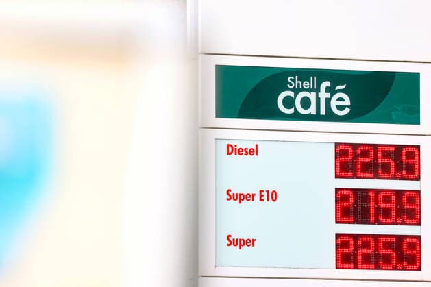 Wie ist die weitere Entwicklung der Spritpreise? Aktuell klettern die Spritpreise weiter nach oben. Auch im August sind die Spritpreise weiterhin auf sehr hohem Niveau. SHELL Tankstelle in Siegen. Die Spritpreise am Vormittag. Der aktuelle Preis fuer (für) Diesel, Super E10 und Super liegt deutlich ueber (über) 2 Euro. Tankstelle, Spritpreise am 19.08.2026 in Siegen Deutschland. *** What’s the outlook for fuel prices? Currently, fuel prices continue to climb. Even in August, fuel prices remain at very high levels. SHELL gas station in Siegen. Fuel prices this morning. The current price for diesel, Super E10, and Super is well over 2 euros. Gas station, fuel prices on August 19, 2026, in Siegen, Germany
