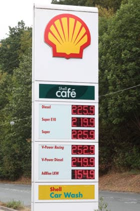 Wie ist die weitere Entwicklung der Spritpreise? Aktuell klettern die Spritpreise weiter nach oben. Auch im August sind die Spritpreise weiterhin auf sehr hohem Niveau. SHELL Tankstelle in Siegen. Die Spritpreise am Vormittag. Der aktuelle Preis fuer (für) Diesel, Super E10 und Super liegt deutlich ueber (über) 2 Euro. Tankstelle, Spritpreise am 19.08.2026 in Siegen Deutschland. *** What’s the outlook for fuel prices? Currently, fuel prices continue to climb. Even in August, fuel prices remain at very high levels. SHELL gas station in Siegen. Fuel prices this morning. The current price for diesel, Super E10, and Super is well over 2 euros. Gas station, fuel prices on August 19, 2026, in Siegen, Germany