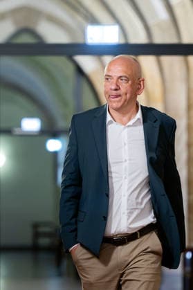 18.08.2026, Deutschland,Sachsen, Bautzen : Der Bautzener CDU-Kreisvorsitzende Steffen Roschek auf dem Weg zu einer Verhandlung am Mittwoch, 19. August 2026, im Amtsgericht Bautzen. Hintergrund des Verfahrens sind Äußerungen Roscheks während des Bundestagswahlkampfs 2025 über den AfD-Politiker Karsten Hilse. *** August 18, 2026, Germany, Saxony, Bautzen: Steffen Roschek, chairman of the Bautzen CDU district chapter, on his way to a hearing on Wednesday, August 19, 2026, at the Bautzen District Court. The proceedings stem from remarks Roschek made during the 2025 federal election campaign regarding AfD politician Karsten Hilse.