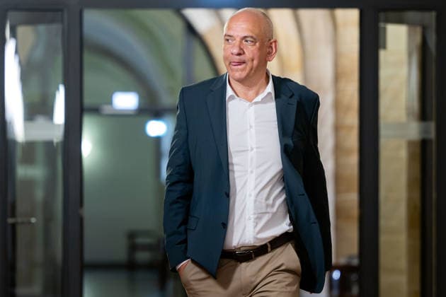 18.08.2026, Deutschland,Sachsen, Bautzen : Der Bautzener CDU-Kreisvorsitzende Steffen Roschek auf dem Weg zu einer Verhandlung am Mittwoch, 19. August 2026, im Amtsgericht Bautzen. Hintergrund des Verfahrens sind Äußerungen Roscheks während des Bundestagswahlkampfs 2025 über den AfD-Politiker Karsten Hilse. *** August 18, 2026, Germany, Saxony, Bautzen: Steffen Roschek, chairman of the Bautzen CDU district chapter, on his way to a hearing on Wednesday, August 19, 2026, at the Bautzen District Court. The proceedings stem from remarks Roschek made during the 2025 federal election campaign regarding AfD politician Karsten Hilse.