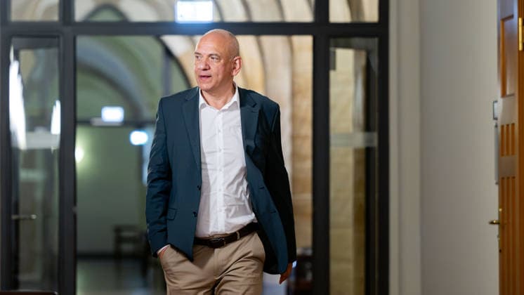 18.08.2026, Deutschland,Sachsen, Bautzen : Der Bautzener CDU-Kreisvorsitzende Steffen Roschek auf dem Weg zu einer Verhandlung am Mittwoch, 19. August 2026, im Amtsgericht Bautzen. Hintergrund des Verfahrens sind Äußerungen Roscheks während des Bundestagswahlkampfs 2025 über den AfD-Politiker Karsten Hilse. *** August 18, 2026, Germany, Saxony, Bautzen: Steffen Roschek, the Bautzen CDU district chairman, on his way to a hearing on Wednesday, August 19, 2026, at the Bautzen District Court. The proceedings stem from remarks Roschek made during the 2025 federal election campaign regarding AfD politician Karsten Hilse.
