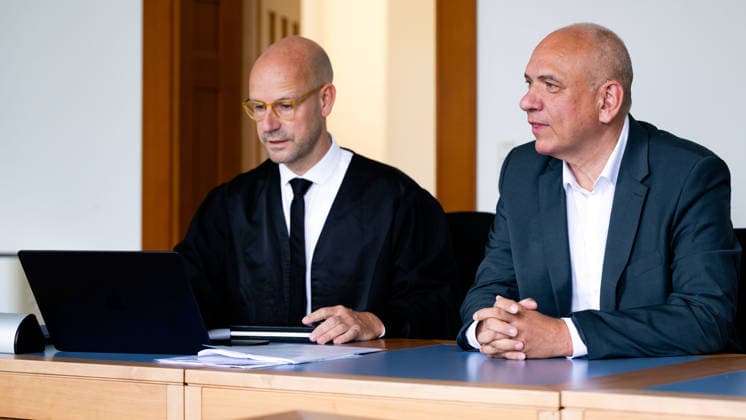 18.08.2026, Deutschland,Sachsen, Bautzen : Der Bautzener CDU-Kreisvorsitzende Steffen Roschek (r.) mit seinem Verteidiger vor der Verhandlung am Mittwoch, 19. August 2026, im Amtsgericht Bautzen. Hintergrund des Verfahrens sind Äußerungen Roscheks während des Bundestagswahlkampfs 2025 über den AfD-Politiker Karsten Hilse. Hilse hatte Roschek daraufhin angezeigt. *** August 18, 2026, Germany, Saxony, Bautzen: Steffen Roschek, the Bautzen CDU district chairman, with his defense attorney before the hearing on Wednesday, August 19, 2026, at the Bautzen District Court. The proceedings stem from remarks Roschek made during the 2025 Bundestag election campaign about AfD politician Karsten Hilse. Hilse subsequently filed a complaint against Rosch