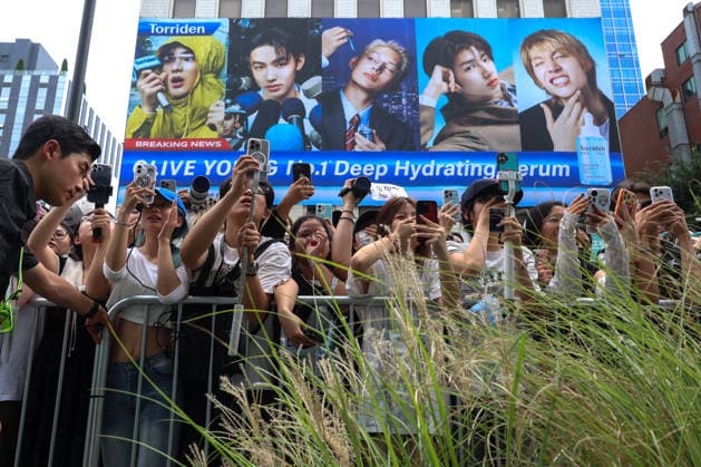 South Korean boys band Cortis attends Torriden pop-up store photocall Fans of boy group CORTIS take photos of the members during a photo call for the Torriden pop-up store opening event in Seoul, South Korea, August 19, 2026. Seoul South Korea  Copyright: xMatrixxImages JungxUi-Chelx