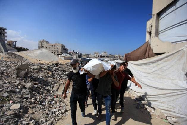 RECORD DATE NOT STATED Mourners attend Palestinians killed in an Israeli Strike. (INT) Mourners attend Palestinians killed in an Israeli Strike. August 19, 2026, Gaza, Palestine: Mourners attend the funeral of Palestinians killed in a strike on Gaza City s port the previous day. Gaza health officials said the strike on August 18 killed six people and wounded around a dozen others, while the Israeli military said it had targeted several Hamas commanders. Credit: Hashem Zimmo TheNews2(Foto: Hashem Zimmo Thenews2 imago images) Mourners attend Palestinians killed in an Israeli Strike.  Copyright: xHashemxZimmox