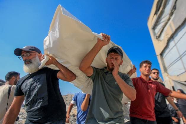 RECORD DATE NOT STATED Mourners attend Palestinians killed in an Israeli Strike. (INT) Mourners attend Palestinians killed in an Israeli Strike. August 19, 2026, Gaza, Palestine: Mourners attend the funeral of Palestinians killed in a strike on Gaza City s port the previous day. Gaza health officials said the strike on August 18 killed six people and wounded around a dozen others, while the Israeli military said it had targeted several Hamas commanders. Credit: Hashem Zimmo TheNews2(Foto: Hashem Zimmo Thenews2 imago images) Mourners attend Palestinians killed in an Israeli Strike.  Copyright: xHashemxZimmox