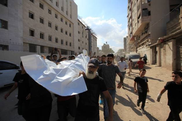 RECORD DATE NOT STATED Mourners attend Palestinians killed in an Israeli Strike. (INT) Mourners attend Palestinians killed in an Israeli Strike. August 19, 2026, Gaza, Palestine: Mourners attend the funeral of Palestinians killed in a strike on Gaza City s port the previous day. Gaza health officials said the strike on August 18 killed six people and wounded around a dozen others, while the Israeli military said it had targeted several Hamas commanders. Credit: Hashem Zimmo TheNews2(Foto: Hashem Zimmo Thenews2 imago images) Mourners attend Palestinians killed in an Israeli Strike.  Copyright: xHashemxZimmox