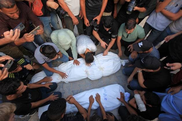 RECORD DATE NOT STATED Mourners attend Palestinians killed in an Israeli Strike. (INT) Mourners attend Palestinians killed in an Israeli Strike. August 19, 2026, Gaza, Palestine: Mourners attend the funeral of Palestinians killed in a strike on Gaza City s port the previous day. Gaza health officials said the strike on August 18 killed six people and wounded around a dozen others, while the Israeli military said it had targeted several Hamas commanders. Credit: Hashem Zimmo TheNews2(Foto: Hashem Zimmo Thenews2 imago images) Mourners attend Palestinians killed in an Israeli Strike.  Copyright: xHashemxZimmox