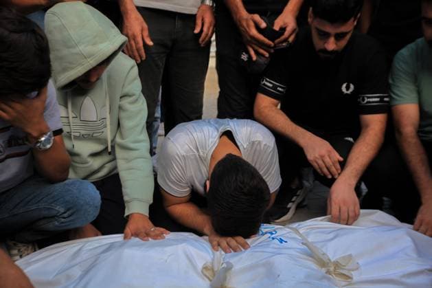 RECORD DATE NOT STATED Mourners attend Palestinians killed in an Israeli Strike. (INT) Mourners attend Palestinians killed in an Israeli Strike. August 19, 2026, Gaza, Palestine: Mourners attend the funeral of Palestinians killed in a strike on Gaza City s port the previous day. Gaza health officials said the strike on August 18 killed six people and wounded around a dozen others, while the Israeli military said it had targeted several Hamas commanders. Credit: Hashem Zimmo TheNews2(Foto: Hashem Zimmo Thenews2 imago images) Mourners attend Palestinians killed in an Israeli Strike.  Copyright: xHashemxZimmox