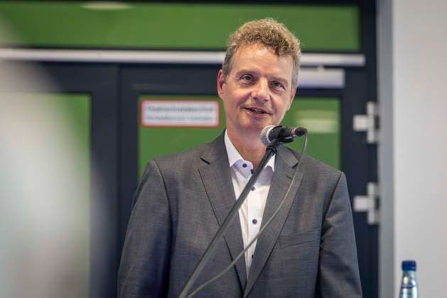 Jens Beeck (FDP, ehemaliger Bundestagsabgeordneter und Unternehmer) - Kandidaten: Daniel Große-Albers (amtierender Bürgermeister,unabhängig) und FDP-Politiker Jens Beeck (kandidiert als unabhängiger Bewerber). Moderation von NOZ-Redakteurin Stefanie Dr. Adomeit in der Real Bad Iburg 18.08.2026 NOZ-Podiumsdiskussion zur Bürgermeisterwahl in Bad Iburg *** Jens Beeck (FDP), former member of the Bundestag and entrepreneur; candidate Daniel Große Albers, incumbent mayor,independent, and FDP politician Jens Beeck are running as independent candidates. Moderated by NOZ editor Stefanie Dr. Adomeit at Real Bad Iburg on August 18, 2026. NOZ panel discussion on the mayoral election in Bad Iburg