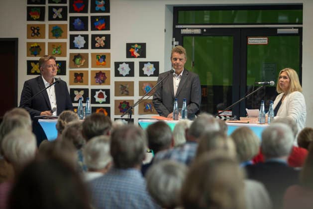 Daniel Große-Albers (amtierender Bürgermeister,unabhängig) und FDP-Politiker Jens Beeck (kandidiert als unabhängiger Bewerber). Moderation von NOZ-Redakteurin Stefanie Dr. Adomeit in der Realschule Bad Iburg 18.08.2026 NOZ-Podiumsdiskussion zur Bürgermeisterwahl in Bad Iburg *** Daniel Große Albers, incumbent mayor; Jens Beeck, an independent and FDP politician, is running as an independent candidate. Moderated by NOZ editor Stefanie Dr. Adomeit at the Bad Iburg Secondary School on August 18, 2026. NOZ panel discussion on the mayoral election in Bad Iburg
