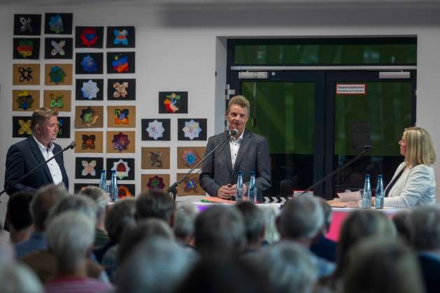 Daniel Große-Albers (amtierender Bürgermeister,unabhängig) und FDP-Politiker Jens Beeck (kandidiert als unabhängiger Bewerber). Moderation von NOZ-Redakteurin Stefanie Dr. Adomeit in der Realschule Bad Iburg 18.08.2026 NOZ-Podiumsdiskussion zur Bürgermeisterwahl in Bad Iburg *** Daniel Große Albers, incumbent mayor and independent, and Jens Beeck, an FDP politician, are running as independent candidates. Moderated by NOZ editor Stefanie Dr. Adomeit at the Bad Iburg Secondary School on August 18, 2026. NOZ panel discussion on the mayoral election in Bad Iburg