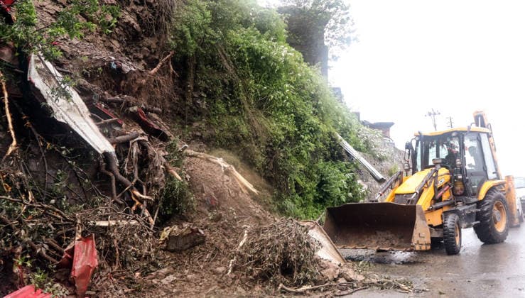 Landslide Debris Clearance Underway in Shimla Shimla, Aug 19: Road clearance of the landslide debris is underway following heavy rainfall on the Bhattakuffer Mehli road, in Shimla on Wednesday. Shimla Himachal Pradesh India Copyright: xANIx ANI_20260819116
