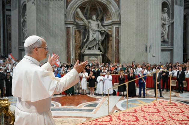 ITALY - POPE LEO XIV DURING ADDRESSES THE CROWD DURING THE WEEKLY GENERAL AUDIENCE AT ST PETER S BASILICA IN THE VATICAN - 2026 8 19 Italy, Rome , Vatican, 2026 8 19 Pope Leo XIV addresses the crowd during the weekly general audience at St Peter s basilica in The Vatican EDITORIAL USE ONLY - NO BOOKS Copyright: xVATICANxMEDIAx