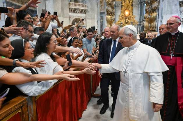 ITALY - POPE LEO XIV DURING ADDRESSES THE CROWD DURING THE WEEKLY GENERAL AUDIENCE AT ST PETER S BASILICA IN THE VATICAN - 2026 8 19 Italy, Rome , Vatican, 2026 8 19 Pope Leo XIV addresses the crowd during the weekly general audience at St Peter s basilica in The Vatican EDITORIAL USE ONLY - NO BOOKS Copyright: xVATICANxMEDIAx