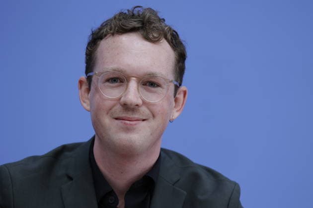 Lukas Hochscheidt, Referent für politische Koordination und Interessenvertretung, Deutschland, Berlin, Bundespressekonferenz, Thema: Wie die Zusammenlegung von Sozialleistungen gegen Armut wirken kann: ifo Institut legt Studie im Auftrag des AWO Bundesverbandes vor *** Lukas Hochscheidt, Advisor for Political Coordination and Advocacy, Germany, Berlin, Federal Press Conference, Topic: How the Consolidation of Social Benefits Can Help Combat Poverty; The ifo Institute Presents a Study Commissioned by the AWO Federal Association