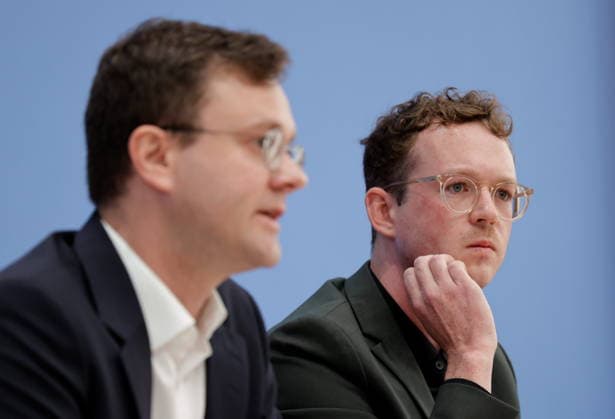 Dr. Maximilian Blömer, Leiter Ex-Ante Politikevaluation, ifo Zentrum für Finanzwissenschaft, Lukas Hochscheidt, Referent für politische Koordination und Interessenvertretung, Deutschland, Berlin, Bundespressekonferenz, Thema: Wie die Zusammenlegung von Sozialleistungen gegen Armut wirken kann: ifo Institut legt Studie im Auftrag des AWO Bundesverbandes vor *** Dr. Maximilian Blömer, Head of Ex Ante Policy Evaluation, ifo Center for Public Finance; Lukas Hochscheidt, Advisor for Policy Coordination and Advocacy, Germany, Berlin, Federal Press Conference, Topic: How Consolidating Social Benefits Can Help Combat Poverty; ifo Institute Presents Study Commissioned by the AWO Federal Association