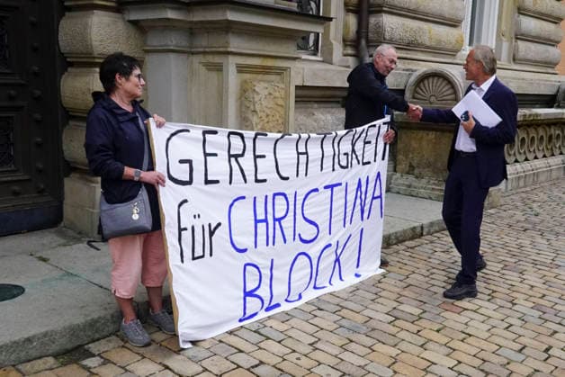 CNTV BLOCK- Gerhard Delling TV Moderator kommt wie immer zu Fuss zum Gericht Herr Delling Heute ca 30 meter voraus vor Frau Block und ihren Anwaelten,wieder vor Ort Unterstuetzer von Frau Block mit dem Transparent Aufschrift Gerechtigkeit fuer Christina Block stehen vorm Gericht am 70 Prozess Tag 19.AUGUST 2026 beim Prozess wegen mutmasslicher Kindesentfuehrung im Landgericht Hamburg Strafjustizgebaeude Entfuehrungsfall der Block Kinder Hamburg Deutschland *** CNTV BLOCK Gerhard Delling, TV host, arrives at the courthouse on foot as usual. Mr. Delling is walking about 30 meters ahead of Ms. Block and her attorneys today,once again, supporters of Ms. Block holding a banner reading Justice for Christina Block are standing in front of t