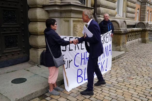 CNTV BLOCK- Gerhard Delling TV Moderator kommt wie immer zu Fuss zum Gericht Herr Delling Heute ca 30 meter voraus vor Frau Block und ihren Anwaelten,wieder vor Ort Unterstuetzer von Frau Block mit dem Transparent Aufschrift Gerechtigkeit fuer Christina Block stehen vorm Gericht am 70 Prozess Tag 19.AUGUST 2026 beim Prozess wegen mutmasslicher Kindesentfuehrung im Landgericht Hamburg Strafjustizgebaeude Entfuehrungsfall der Block Kinder Hamburg Deutschland *** CNTV BLOCK Gerhard Delling, TV host, arrives at the courthouse on foot as usual. Mr. Delling is walking about 30 meters ahead of Ms. Block and her attorneys today,once again, supporters of Ms. Block holding a banner reading Justice for Christina Block are standing in front of t