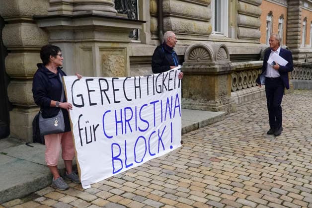 CNTV BLOCK- Gerhard Delling TV Moderator kommt wie immer zu Fuss zum Gericht Herr Delling Heute ca 30 meter voraus vor Frau Block und ihren Anwaelten,wieder vor Ort Unterstuetzer von Frau Block mit dem Transparent Aufschrift Gerechtigkeit fuer Christina Block stehen vorm Gericht am 70 Prozess Tag 19.AUGUST 2026 beim Prozess wegen mutmasslicher Kindesentfuehrung im Landgericht Hamburg Strafjustizgebaeude Entfuehrungsfall der Block Kinder Hamburg Deutschland *** CNTV BLOCK Gerhard Delling, TV host, arrives at the courthouse on foot as usual. Mr. Delling is walking about 30 meters ahead of Ms. Block and her attorneys today,once again, supporters of Ms. Block holding a banner reading Justice for Christina Block are standing in front of t