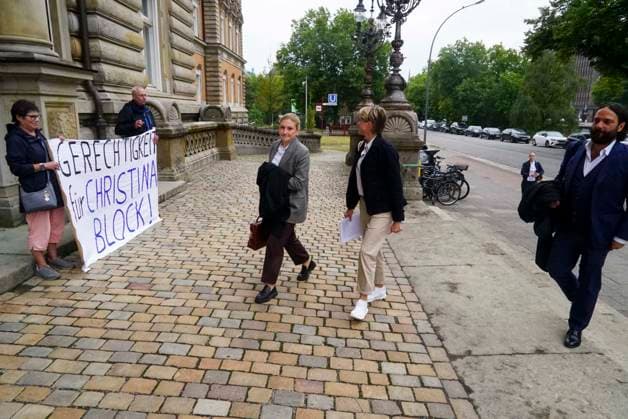 CNTV BLOCK- Christina Block Unternehmerin mit ihren Verteidiger Ingo Bott und ihre Verteidigerin Paula Wlodarek kommen wie immer zu Fuss zum Gericht Herr Delling Heute ca 30 meter voraus vor Frau Block und ihren Anwaelten,wieder vor Ort Unterstuetzer von Frau Block mit dem Transparent Aufschrift Gerechtigkeit fuer Christina Block stehen vorm Gericht am 70 Prozess Tag 19.AUGUST 2026 beim Prozess wegen mutmasslicher Kindesentfuehrung im Landgericht Hamburg Strafjustizgebaeude Entfuehrungsfall der Block Kinder Hamburg Deutschland *** CNTV BLOCK: Christina Block, a businesswoman, along with her defense attorneys Ingo Bott and Paula Wlodarek, arrive at the courthouse on foot as usual. Mr. Delling is walking about 30 meters ahead of Ms. Block and