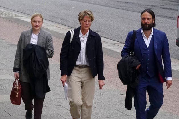 News Bilder des Tages CNTV BLOCK- Christina Block Unternehmerin mit ihren Verteidiger Ingo Bott und ihre Verteidigerin Paula Wlodarek kommen wie immer zu Fuss zum Gericht Herr Delling Heute ca 30 meter voraus vor Frau Block und ihren Anwaelten,wieder vor Ort vorm Gericht am 70 Prozess Tag 19.AUGUST 2026 beim Prozess wegen mutmasslicher Kindesentfuehrung im Landgericht Hamburg Strafjustizgebaeude Entfuehrungsfall der Block Kinder Hamburg Deutschland *** CNTV BLOCK Christina Block, an entrepreneur, along with her defense attorney Ingo Bott and her defense attorney Paula Wlodarek, arrive at the courthouse on foot as usual. Mr. Delling is walking about 30 meters ahead of Ms. Block and her attorneys today,back on site in front of the courthouse on the 70th day of the