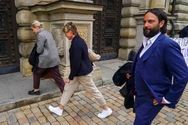 CNTV BLOCK- Christina Block Unternehmerin mit ihren Verteidiger Ingo Bott und ihre Verteidigerin Paula Wlodarek kommen wie immer zu Fuss zum Gericht Herr Delling Heute ca 30 meter voraus vor Frau Block und ihren Anwaelten,wieder vor Ort vorm Gericht am 70 Prozess Tag 19.AUGUST 2026 beim Prozess wegen mutmasslicher Kindesentfuehrung im Landgericht Hamburg Strafjustizgebaeude Entfuehrungsfall der Block Kinder Hamburg Deutschland *** CNTV BLOCK: Christina Block, an entrepreneur, along with her defense attorneys Ingo Bott and Paula Wlodarek, arrive at the courthouse on foot as usual. Mr. Delling is walking about 30 meters ahead of Ms. Block and her attorneys today,back on site in front of the courthouse on the 70th day of the trial, August 19,