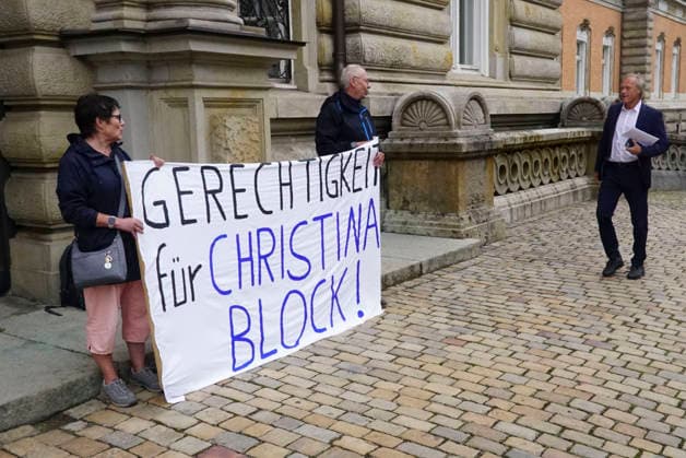 CNTV BLOCK- Gerhard Delling TV Moderator kommt wie immer zu Fuss zum Gericht Herr Delling Heute ca 30 meter voraus vor Frau Block und ihren Anwaelten,wieder vor Ort Unterstuetzer von Frau Block mit dem Transparent Aufschrift Gerechtigkeit fuer Christina Block stehen vorm Gericht am 70 Prozess Tag 19.AUGUST 2026 beim Prozess wegen mutmasslicher Kindesentfuehrung im Landgericht Hamburg Strafjustizgebaeude Entfuehrungsfall der Block Kinder Hamburg Deutschland *** CNTV BLOCK: Gerhard Delling, TV host, arrives at the courthouse on foot as usual. Mr. Delling is walking about 30 meters ahead of Ms. Block and her attorneys today,once again, supporters of Ms. Block holding a banner reading Justice for Christina Block are standing in front of