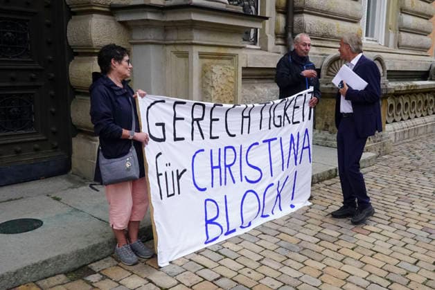 CNTV BLOCK- Gerhard Delling TV Moderator kommt wie immer zu Fuss zum Gericht Herr Delling Heute ca 30 meter voraus vor Frau Block und ihren Anwaelten,wieder vor Ort Unterstuetzer von Frau Block mit dem Transparent Aufschrift Gerechtigkeit fuer Christina Block stehen vorm Gericht am 70 Prozess Tag 19.AUGUST 2026 beim Prozess wegen mutmasslicher Kindesentfuehrung im Landgericht Hamburg Strafjustizgebaeude Entfuehrungsfall der Block Kinder Hamburg Deutschland *** CNTV BLOCK: Gerhard Delling, TV host, arrives at the courthouse on foot as usual. Mr. Delling is walking about 30 meters ahead of Ms. Block and her attorneys today,once again, supporters of Ms. Block holding a banner reading Justice for Christina Block are standing in front of