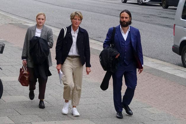 CNTV BLOCK- Christina Block Unternehmerin mit ihren Verteidiger Ingo Bott und ihre Verteidigerin Paula Wlodarek kommen wie immer zu Fuss zum Gericht Herr Delling Heute ca 30 meter voraus vor Frau Block und ihren Anwaelten,wieder vor Ort vorm Gericht am 70 Prozess Tag 19.AUGUST 2026 beim Prozess wegen mutmasslicher Kindesentfuehrung im Landgericht Hamburg Strafjustizgebaeude Entfuehrungsfall der Block Kinder Hamburg Deutschland *** CNTV BLOCK Christina Block, an entrepreneur, along with her defense attorney Ingo Bott and her defense attorney Paula Wlodarek, arrive at the courthouse on foot as usual. Mr. Delling is walking about 30 meters ahead of Ms. Block and her attorneys today,back on site in front of the courthouse on the 70th day of the