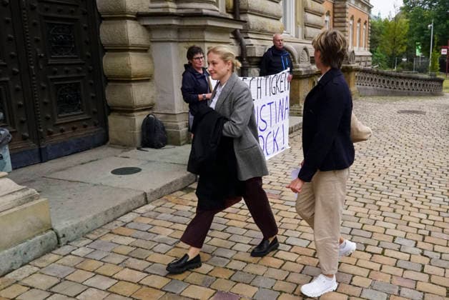 CNTV BLOCK- Christina Block Unternehmerin mit ihren Verteidiger Ingo Bott und ihre Verteidigerin Paula Wlodarek kommen wie immer zu Fuss zum Gericht Herr Delling Heute ca 30 meter voraus vor Frau Block und ihren Anwaelten,wieder vor Ort Unterstuetzer von Frau Block mit dem Transparent Aufschrift Gerechtigkeit fuer Christina Block stehen vorm Gericht am 70 Prozess Tag 19.AUGUST 2026 beim Prozess wegen mutmasslicher Kindesentfuehrung im Landgericht Hamburg Strafjustizgebaeude Entfuehrungsfall der Block Kinder Hamburg Deutschland *** CNTV BLOCK Christina Block, a businesswoman, along with her defense attorneys Ingo Bott and Paula Wlodarek, arrive at the courthouse on foot as usual. Mr. Delling is walking about 30 meters ahead of Ms. Block and