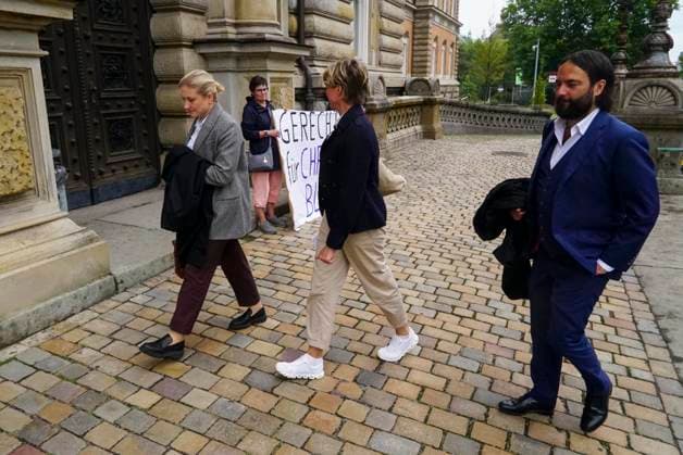 CNTV BLOCK- Christina Block Unternehmerin mit ihren Verteidiger Ingo Bott und ihre Verteidigerin Paula Wlodarek kommen wie immer zu Fuss zum Gericht Herr Delling Heute ca 30 meter voraus vor Frau Block und ihren Anwaelten,wieder vor Ort Unterstuetzer von Frau Block mit dem Transparent Aufschrift Gerechtigkeit fuer Christina Block stehen vorm Gericht am 70 Prozess Tag 19.AUGUST 2026 beim Prozess wegen mutmasslicher Kindesentfuehrung im Landgericht Hamburg Strafjustizgebaeude Entfuehrungsfall der Block Kinder Hamburg Deutschland *** CNTV BLOCK Christina Block, a businesswoman, along with her defense attorneys Ingo Bott and Paula Wlodarek, arrive at the courthouse on foot as usual. Mr. Delling is walking about 30 meters ahead of Ms. Block and