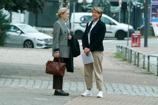 CNTV BLOCK Christina Block Unternehmerin mit ihrer Verteidigerin Paula Wlodarek kommen wie immer zu Fuss zum Gericht am 70 Prozess Tag 19.AUGUST 2026 beim Prozess wegen mutmasslicher Kindesentfuehrung im Landgericht Hamburg Strafjustizgebaeude Entfuehrungsfall der Block Kinder Hamburg Deutschland *** CNTV BLOCK: Christina Block, the businesswoman, and her defense attorney, Paula Wlodarek, arrive on foot—as always—at the courthouse on the 70th day of the trial, August 19, 2026, for the trial regarding the alleged child abduction at the Hamburg Regional Court’s Criminal Justice Building—the Block children’s abduction case Hamburg, Germany
