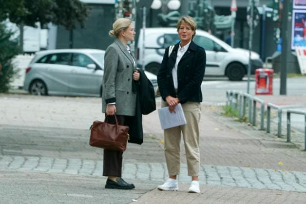 CNTV BLOCK Christina Block Unternehmerin mit ihrer Verteidigerin Paula Wlodarek kommen wie immer zu Fuss zum Gericht am 70 Prozess Tag 19.AUGUST 2026 beim Prozess wegen mutmasslicher Kindesentfuehrung im Landgericht Hamburg Strafjustizgebaeude Entfuehrungsfall der Block Kinder Hamburg Deutschland *** CNTV BLOCK: Christina Block, the businesswoman, and her defense attorney, Paula Wlodarek, arrive on foot—as always—at the courthouse on the 70th day of the trial, August 19, 2026, for the trial regarding the alleged child abduction at the Hamburg Regional Court’s Criminal Justice Building—the Block children’s abduction case Hamburg, Germany