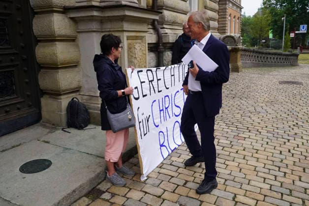 CNTV BLOCK- Gerhard Delling TV Moderator kommt wie immer zu Fuss zum Gericht Herr Delling Heute ca 30 meter voraus vor Frau Block und ihren Anwaelten,wieder vor Ort Unterstuetzer von Frau Block mit dem Transparent Aufschrift Gerechtigkeit fuer Christina Block stehen vorm Gericht am 70 Prozess Tag 19.AUGUST 2026 beim Prozess wegen mutmasslicher Kindesentfuehrung im Landgericht Hamburg Strafjustizgebaeude Entfuehrungsfall der Block Kinder Hamburg Deutschland *** CNTV BLOCK: Gerhard Delling, TV host, arrives at the courthouse on foot as usual. Mr. Delling is walking about 30 meters ahead of Ms. Block and her attorneys today,once again, supporters of Ms. Block holding a banner reading Justice for Christina Block are standing in front of