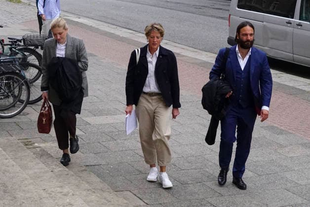 CNTV BLOCK- Christina Block Unternehmerin mit ihren Verteidiger Ingo Bott und ihre Verteidigerin Paula Wlodarek kommen wie immer zu Fuss zum Gericht Herr Delling Heute ca 30 meter voraus vor Frau Block und ihren Anwaelten,wieder vor Ort vorm Gericht am 70 Prozess Tag 19.AUGUST 2026 beim Prozess wegen mutmasslicher Kindesentfuehrung im Landgericht Hamburg Strafjustizgebaeude Entfuehrungsfall der Block Kinder Hamburg Deutschland *** CNTV BLOCK Christina Block, an entrepreneur, along with her defense attorney Ingo Bott and her defense attorney Paula Wlodarek, arrive at the courthouse on foot as usual. Mr. Delling is walking about 30 meters ahead of Ms. Block and her attorneys today,back on site in front of the courthouse on the 70th day of the