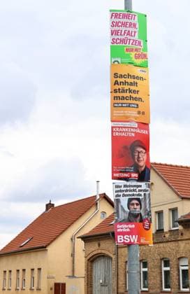 Wahlplakate 18.08.2026, Aschersleben, Wahlplakate zur Landtagswahl am 06.09.2026 in Sachsen-Anhalt im Bild: Wahlplakate uebereinander an einem Laternenmast, hier von Buendnis90 Die Gruenen - Freiheit sichern. Vielfalt schuetzen. Nur mit Gruen, CDU - Sachsen-Anhalt staerker machen. Nur mit uns., SPD - Krankenhaeuser erhalten - Yves Metzing und BSW - Wer Meinungen unterdrueckt, zerstoert die Demokratie. Gefaehrlich ehrlich. *** Election posters, August 18, 2026, Aschersleben; photos of election posters for the state election on September 6, 2026, in Saxony-Anhalt; election posters stacked on top of each other on a lamppost, here from Alliance ’90 The Greens: Secure freedom, protect diversity. Only with the Greens, Make the CDU in Saxony