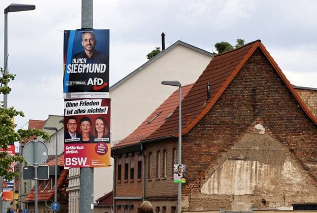 Wahlplakate 18.08.2026, Aschersleben, Wahlplakate zur Landtagswahl am 06.09.2026 in Sachsen-Anhalt im Bild: Wahlplakate uebereinander an einem Laternenmast, hier von AfD - Ulrich Siegmund und BSW - Ohne Frieden ist alles nichts. Gefaehrlich ehrlich. - Thomas Schulze, Sahra Wagenknecht und Claudia Wittig *** Election posters, August 18, 2026, Aschersleben, election posters for the state election on September 6, 2026, in Saxony-Anhalt: Election posters overlapping on a lamppost, shown here from the AfD (Ulrich Siegmund) and the BSW ( Without Peace, Everything Is Nothing; Dangerously Honest by Thomas Schulze), Sahra Wagenknecht, and Claudia Wittig