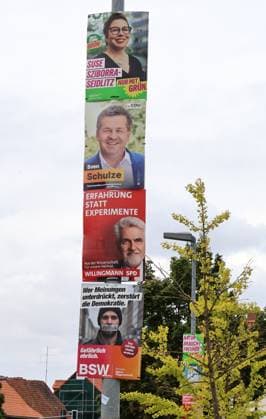 Wahlplakate 18.08.2026, Aschersleben, Wahlplakate zur Landtagswahl am 06.09.2026 in Sachsen-Anhalt im Bild: Wahlplakate uebereinander an einem Laternenmast, hier von Buendnis90 Die Gruenen - Suse Sziborra-Seidlitz Nur mit Gruen. , CDU - Sven Schulze, SPD - Erfahrung statt Experimente - Dr.Armin Willingmann und BSW - Wer Meinungen unterdrueckt, zerstoert die Demokratie. Gefaehrlich ehrlich. *** Election posters, August 18, 2026, Aschersleben, election posters for the state election on September 6, 2026, in Saxony-Anhalt shown here: election posters stacked on top of each other on a lamppost, featuring Alliance ’90 The Greens’ Suse Sziborra Seidlitz ( Only with the Greens ), CDU’s Sven Schulze, SPD: Experience Instead of Experiments —Dr.