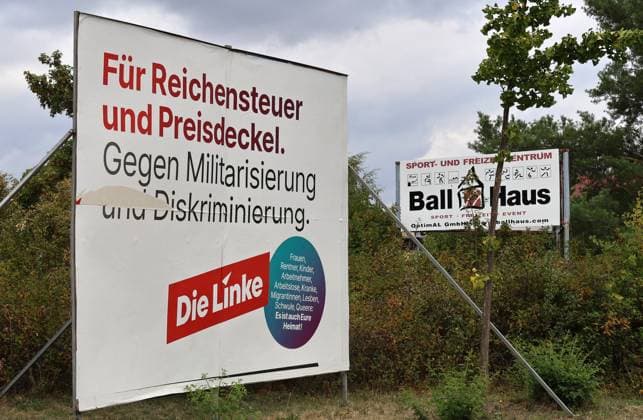 Wahlplakate 18.08.2026, Aschersleben, Wahlplakate zur Landtagswahl am 06.09.2026 in Sachsen-Anhalt im Bild: Grossflaechenplakat DIE LINKE - Fuer Reichensteuer und Preisdeckel. gegen Militarisierung und Diskriminierung. *** Election posters, August 18, 2026, Aschersleben; photo showing election posters for the state election on September 6, 2026, in Saxony-Anhalt. Large-format poster: DIE LINKE—For a wealth tax and price caps; against militarization and discrimination
