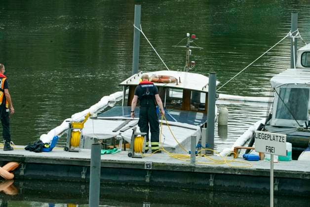 CNTV BOOTSUNFALL- 12 Meter Sportboot gesunken Feuerwehrtaucher am Unfallort im Einsatz 19.AUGUST2026 Hamburg Billbrook im Tiefstackkanal an der Strasse Muehlenhagen ist heute aus noch unbekannten Gruenden ein 12 Meter langes Sportboot gesunken. Die Feuerwehr suchte mit Tauchern nach dem Leck der Ursache und schlaengelte das Boot zur Absicherung mit Ölsperren ein Hamburg Deutschland *** CNTV BOAT ACCIDENT: 12-Meter Pleasure Boat Sunk; Fire Department Divers on the Scene AUGUST 19, 2026—In Hamburg’s Billbrook district, on the Tiefstack Canal along Muehlenhagen Street, a 12-meter-long pleasure boat sank today for reasons that are still unknown. The fire department, along with Tto locate the leak that caused the incident and surrounded the bo