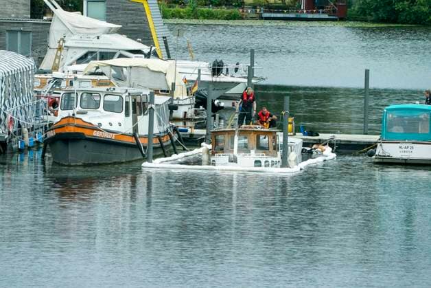 CNTV BOOTSUNFALL- 12 Meter Sportboot gesunken Feuerwehrtaucher am Unfallort im Einsatz 19.AUGUST2026 Hamburg Billbrook im Tiefstackkanal an der Strasse Muehlenhagen ist heute aus noch unbekannten Gruenden ein 12 Meter langes Sportboot gesunken. Die Feuerwehr suchte mit Tauchern nach dem Leck der Ursache und schlaengelte das Boot zur Absicherung mit Ölsperren ein Hamburg Deutschland *** CNTV BOAT ACCIDENT: 12-Meter Pleasure Boat Sunk; Fire Department Divers on the Scene AUGUST 19, 2026—In Hamburg’s Billbrook district, on the Tiefstack Canal along Muehlenhagen Street, a 12-meter-long pleasure boat sank today for reasons that are still unknown. The fire department, along with Tto locate the leak that caused the incident and surrounded the bo
