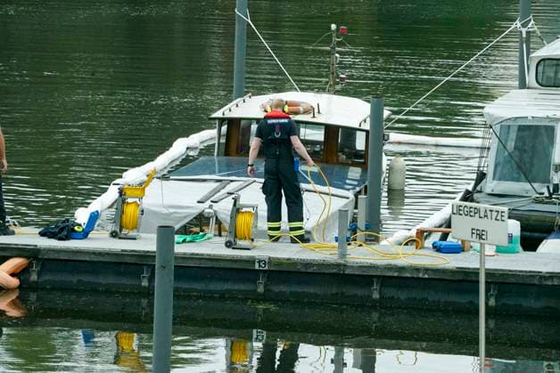 CNTV BOOTSUNFALL- 12 Meter Sportboot gesunken Feuerwehrtaucher am Unfallort im Einsatz 19.AUGUST2026 Hamburg Billbrook im Tiefstackkanal an der Strasse Muehlenhagen ist heute aus noch unbekannten Gruenden ein 12 Meter langes Sportboot gesunken. Die Feuerwehr suchte mit Tauchern nach dem Leck der Ursache und schlaengelte das Boot zur Absicherung mit Ölsperren ein Hamburg Deutschland *** CNTV BOAT ACCIDENT: 12-Meter Pleasure Boat Sunk; Fire Department Divers on the Scene AUGUST 19, 2026—In Hamburg’s Billbrook district, on the Tiefstack Canal along Muehlenhagen Street, a 12-meter-long pleasure boat sank today for reasons that are still unknown. The fire department, along with Tto locate the leak that caused the incident and surrounded the bo