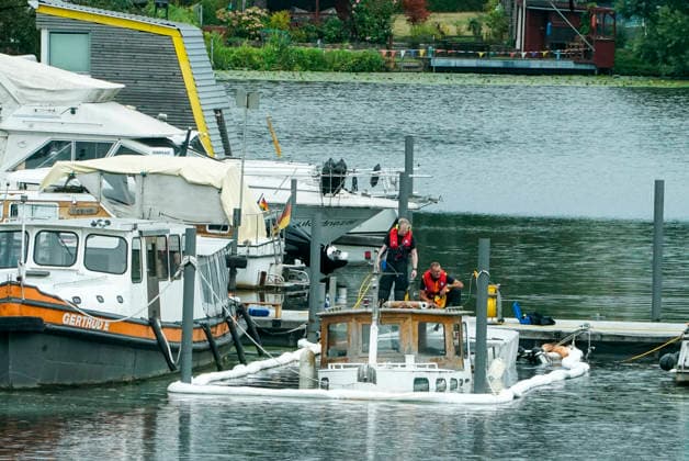 CNTV BOOTSUNFALL- 12 Meter Sportboot gesunken Feuerwehrtaucher am Unfallort im Einsatz 19.AUGUST2026 Hamburg Billbrook im Tiefstackkanal an der Strasse Muehlenhagen ist heute aus noch unbekannten Gruenden ein 12 Meter langes Sportboot gesunken. Die Feuerwehr suchte mit Tauchern nach dem Leck der Ursache und schlaengelte das Boot zur Absicherung mit Ölsperren ein Hamburg Deutschland *** CNTV BOAT ACCIDENT: 12-Meter Pleasure Boat Sunk; Fire Department Divers on the Scene AUGUST 19, 2026—In Hamburg’s Billbrook district, on the Tiefstack Canal along Muehlenhagen Street, a 12-meter-long pleasure boat sank today for reasons that are still unknown. The fire department, along with Tto locate the leak that caused the incident and surrounded the bo