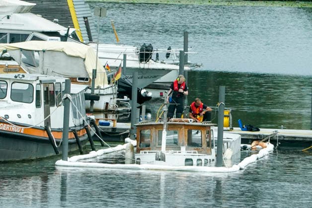 News Bilder des Tages CNTV BOOTSUNFALL- 12 Meter Sportboot gesunken Feuerwehrtaucher am Unfallort im Einsatz 19.AUGUST2026 Hamburg Billbrook im Tiefstackkanal an der Strasse Muehlenhagen ist heute aus noch unbekannten Gruenden ein 12 Meter langes Sportboot gesunken. Die Feuerwehr suchte mit Tauchern nach dem Leck der Ursache und schlaengelte das Boot zur Absicherung mit Ölsperren ein Hamburg Deutschland *** CNTV BOAT ACCIDENT: 12-Meter Pleasure Boat Sunk; Fire Department Divers on the Scene AUGUST 19, 2026—In Hamburg’s Billbrook district, on the Tiefstack Canal along Muehlenhagen Street, a 12-meter-long pleasure boat sank today for reasons that are still unknown. The fire department, along with Tto locate the leak that caused the incident and surrounded the bo