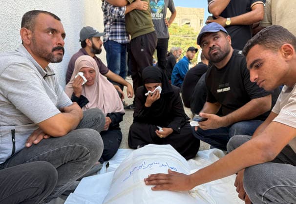 Some women and men mourn beside the bodies after the Israeli army killed seven Gazans and wounded at least fifteen on Tuesday in an air strike on the busy café ‘In Good Times and Bad’, located in the port of Gaza City Israel kills seven Palestinians in an air strike on a café in Gaza City !ACHTUNG: NUR REDAKTIONELLE NUTZUNG!  Copyright: xAhmadxAwadx GRAF1779 20260819-55021177824_1