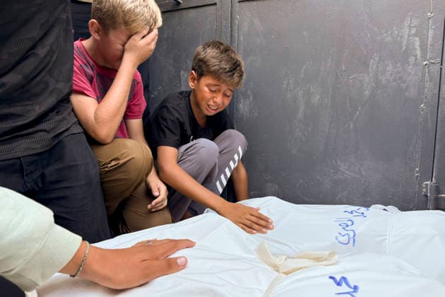 Two little boy cry beside the bodies after the Israeli army killed seven Gazans and wounded at least fifteen on Tuesday in an air strike on the busy café ‘In Good Times and Bad’, located in the port of Gaza City. Israel kills seven Palestinians in an air strike on a café in Gaza City !ACHTUNG: NUR REDAKTIONELLE NUTZUNG!  Copyright: xAhmadxAwadx GRAF1776 20260819-55021177888_1