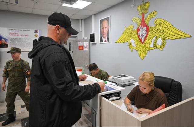 Russia Defence Contract Service Recruitment 9224336 19.08.2026 A man submits his documents at a recruitment centre to sign a military service contract with Russia™s Defence Ministry in the Moscow region, Russia. Yuri Kochetkov Sputnik Moscow region Russia  Copyright: xYurixKochetkovx
